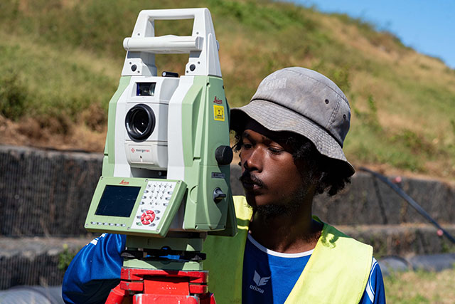 Photo de Daniel, opérateur topographe de l'entreprise Topo Services à la Réunion