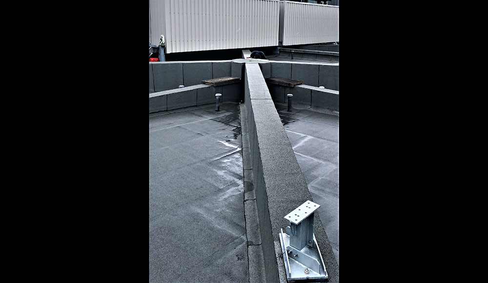 Calage et implantation de précision de platine pour support de panneaux solaires à l'aéroport Roland Garros