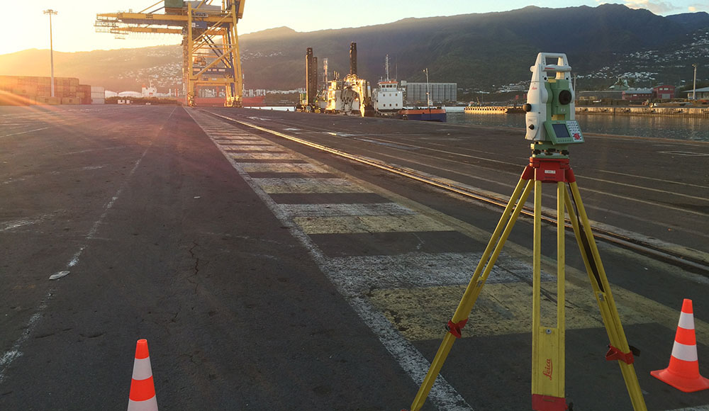 Théodolite Leica sur le Grand Port Maritime de la Réunion, matériel de TOPO Services