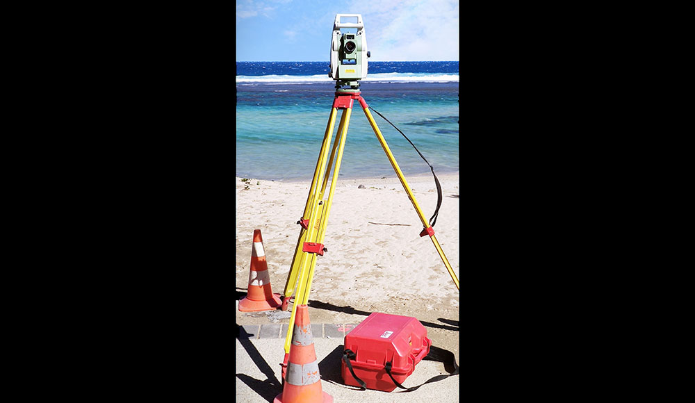 Théodolite Leica sur la plage de St Pierre, matériel de TOPO Services